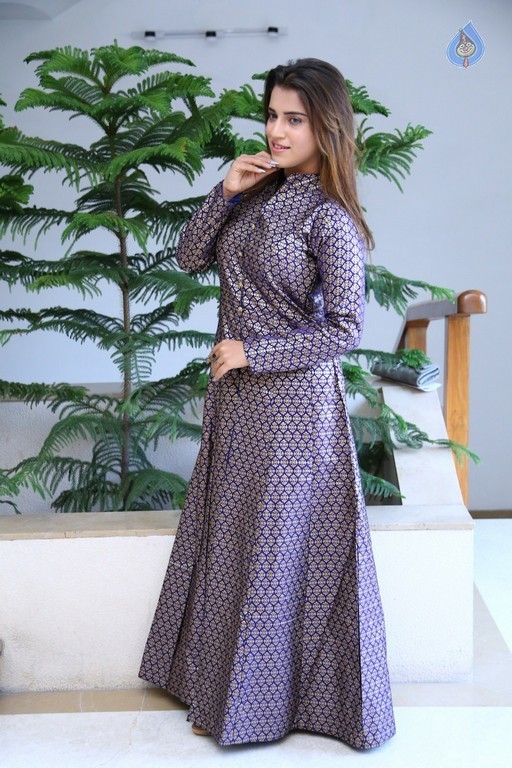 Yasmin Pathan New Photos - 20 / 33 photos