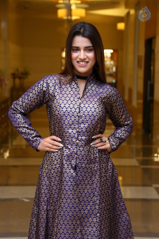 Yasmin Pathan New Photos - 22 / 33 photos