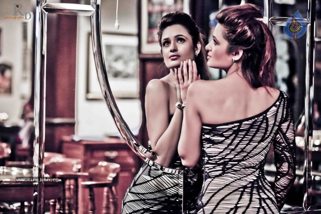 Yuvika Chaudhary Hot Stills - 13 / 28 photos