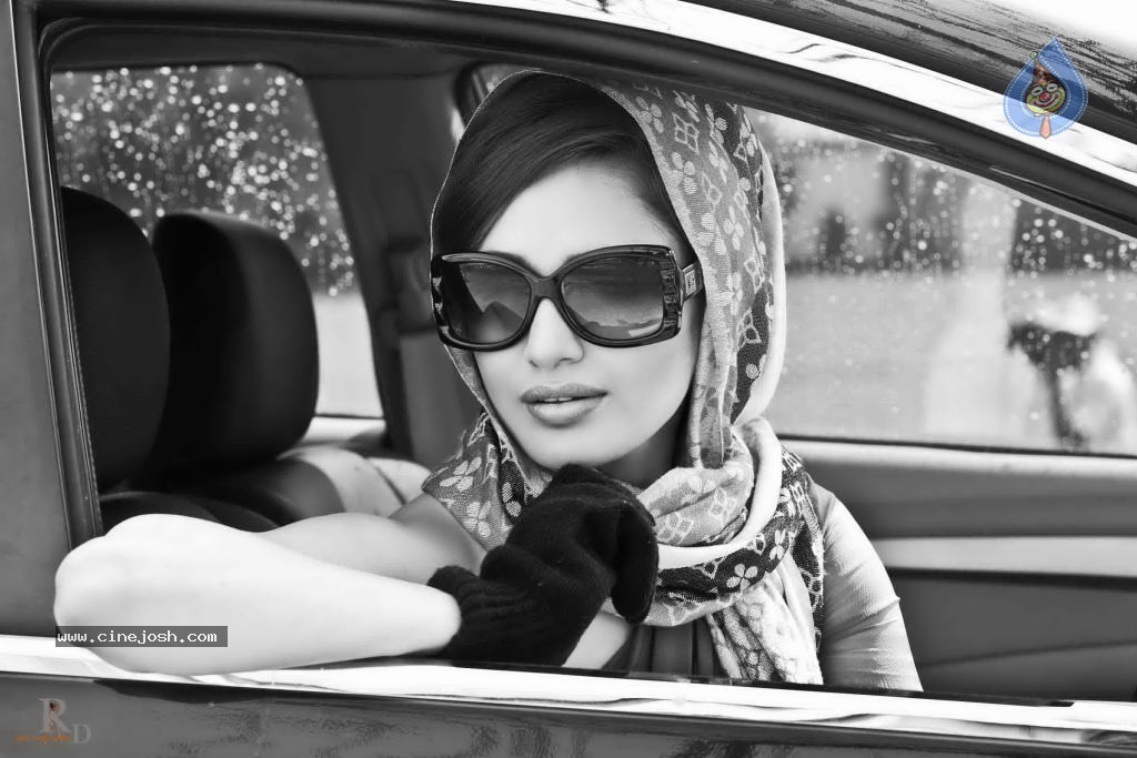 Yuvika Chaudhary Hot Stills - 22 / 28 photos