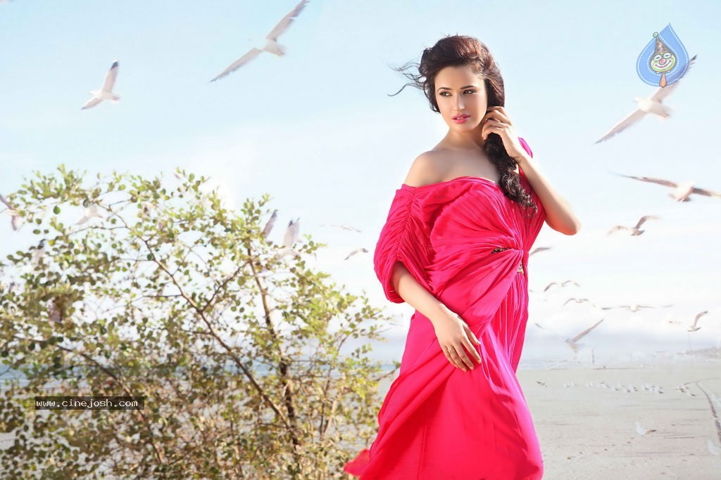 Yuvika Chowdhary New Stills - 10 / 16 photos