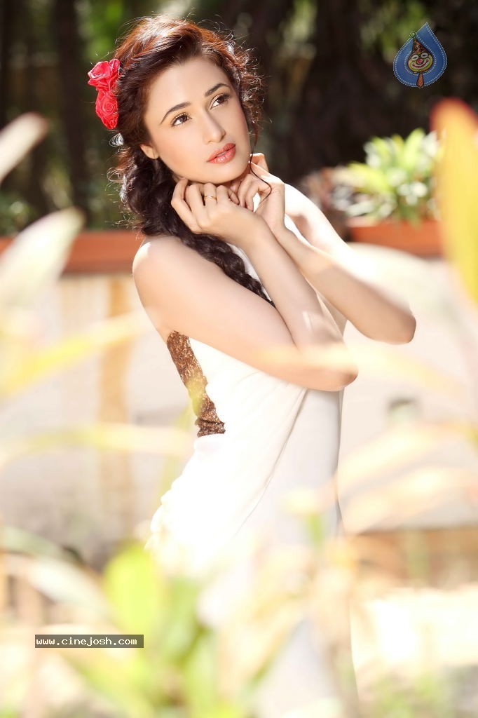 Yuvika Chowdhary New Stills - 12 / 16 photos