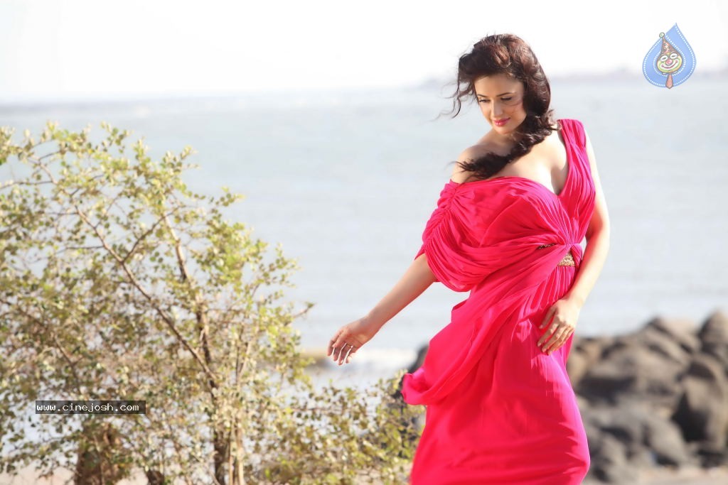 Yuvika Chowdhary New Stills - 14 / 16 photos