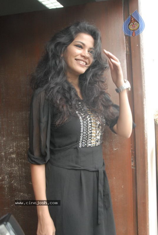 Zabyn Khan Photos - 42 / 48 photos