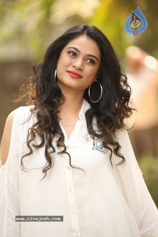 Zara Sha Gallery - 4 / 21 photos