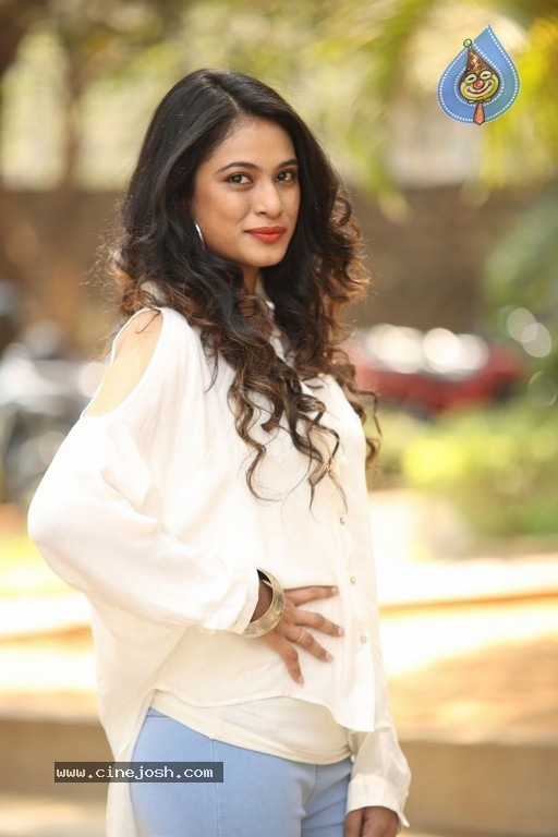 Zara Sha Gallery - 11 / 21 photos