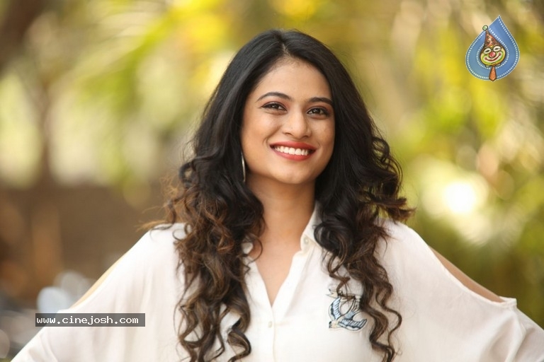 Zara Sha Gallery - 12 / 21 photos