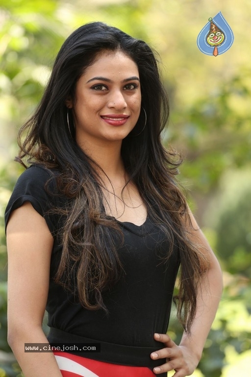 Zara Shah Latest Photos - 6 / 17 photos