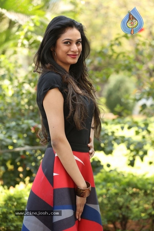 Zara Shah Latest Photos - 13 / 17 photos