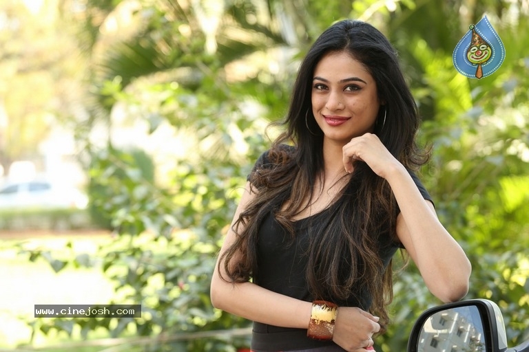 Zara Shah Latest Photos - 15 / 17 photos