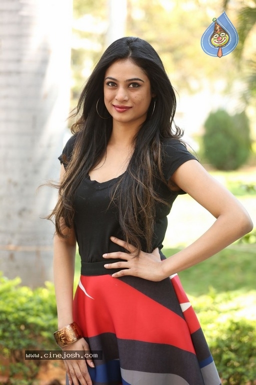 Zara Shah Latest Photos - 16 / 17 photos