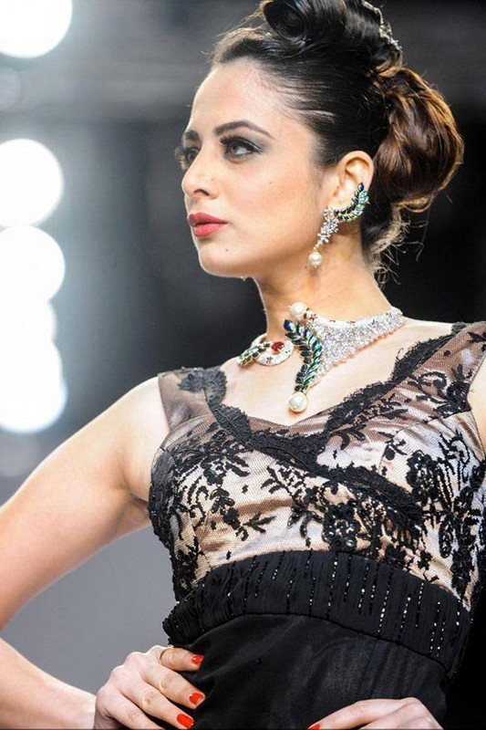 Zoya Afroz New Stills - 10 / 25 photos