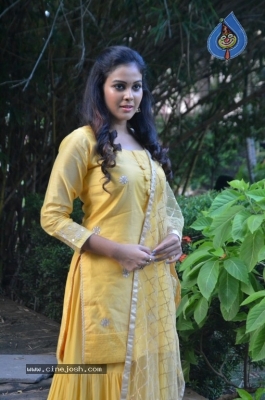 Chandini Tamilarasan Photos - 10 of 16