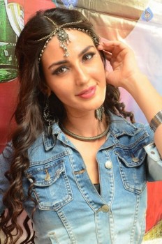 Farah Karimi New Photos - 14 of 37