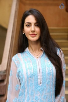 Farah New Photos - 14 of 32