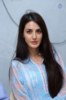 Farah New Photos - 15 of 32