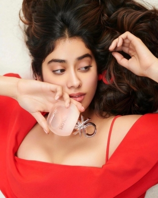 Janhvi Kapoor Photos - 16 of 17