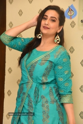 Anchor Manjusha  Photos - 10 of 36