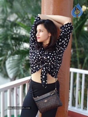 Mannara Chopra Photos - 7 of 15