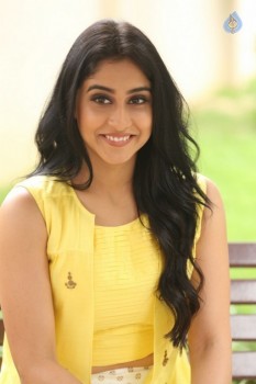 Regina Cassandra Photos - 48 of 61