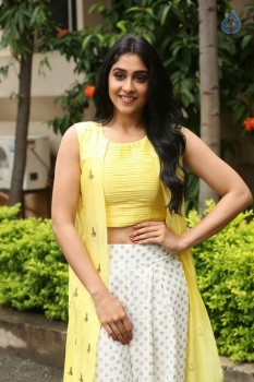 Regina Cassandra Photos - 49 of 61