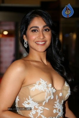 Regina Cassandra Photos - 17 of 38