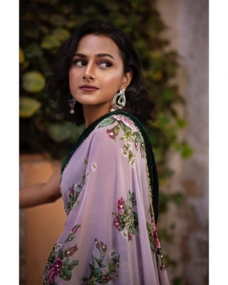 Shraddha Srinath Photos - 9 of 12