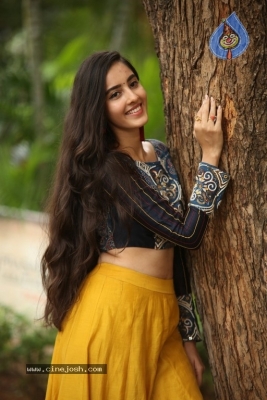 Simrat Kaur Photos - 11 of 21