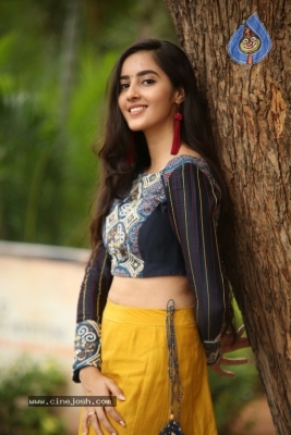 Simrat Kaur Photos - 16 of 21