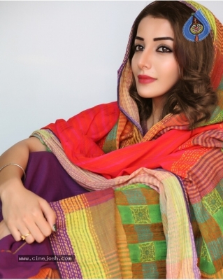 Sonia Mann Photos - 2 of 40