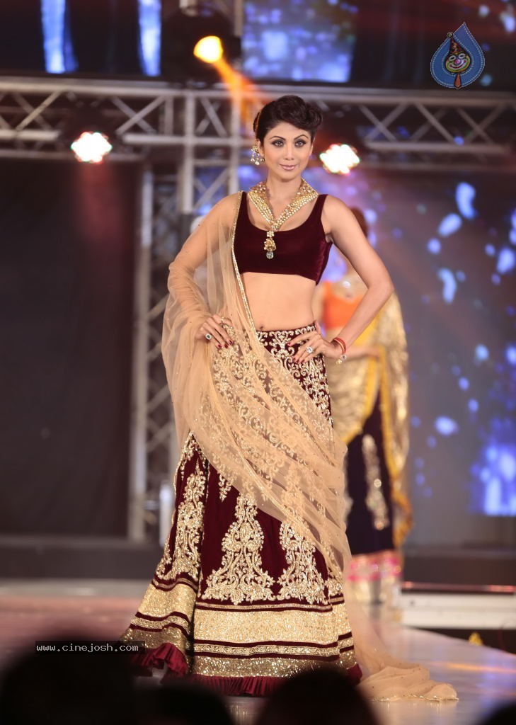 1st India Bullion Jewellery Awards 2013 n Fashion Show - 16 / 78 photos