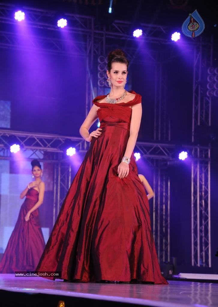 1st India Bullion Jewellery Awards 2013 n Fashion Show - 35 / 78 photos