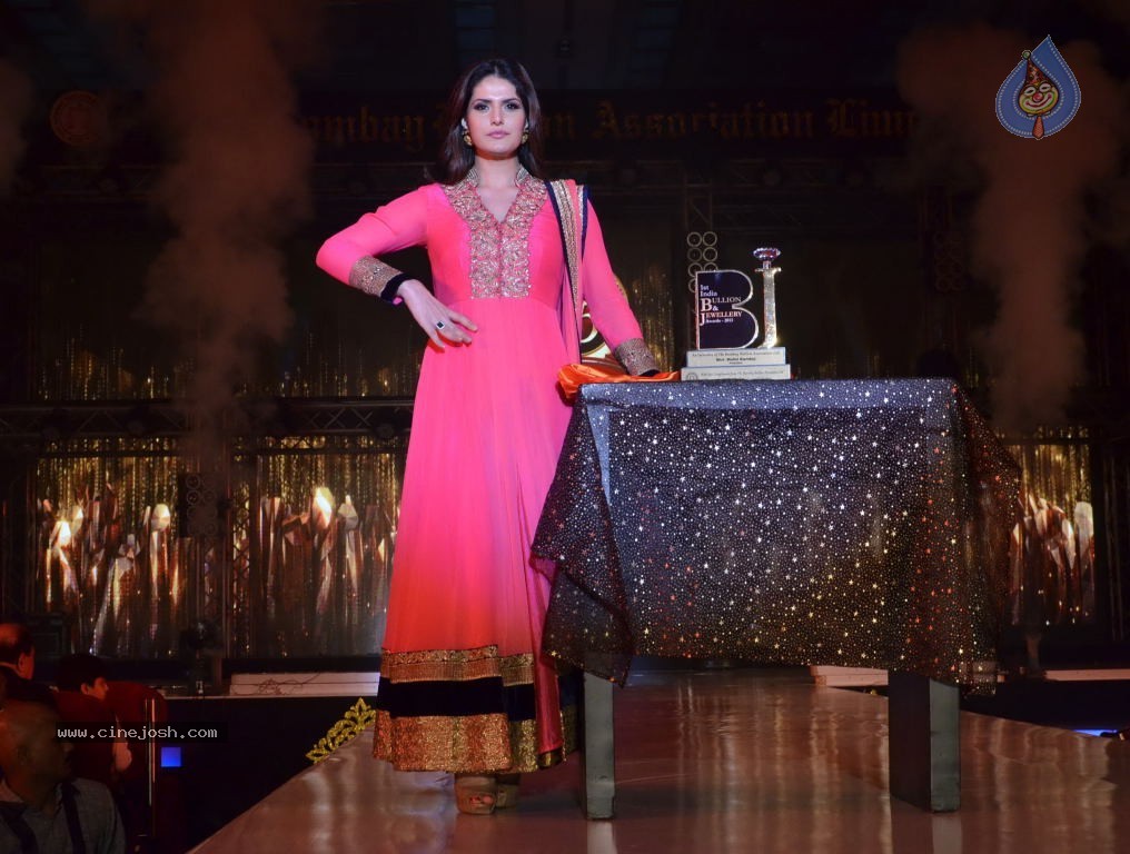 1st India Bullion Jewellery Awards 2013 n Fashion Show - 36 / 78 photos