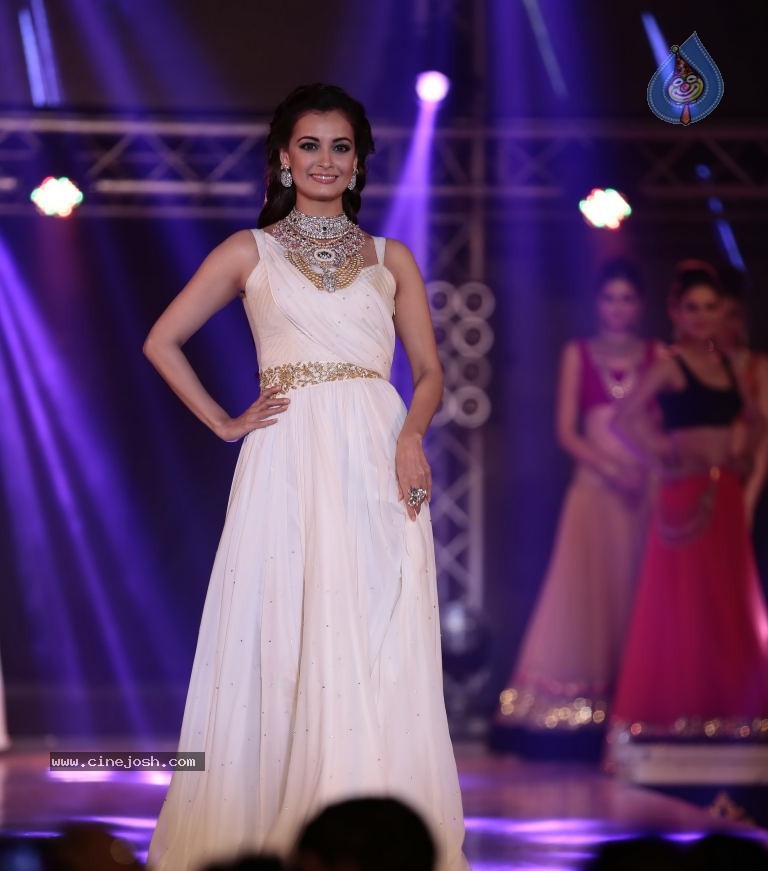 1st India Bullion Jewellery Awards 2013 n Fashion Show - 40 / 78 photos