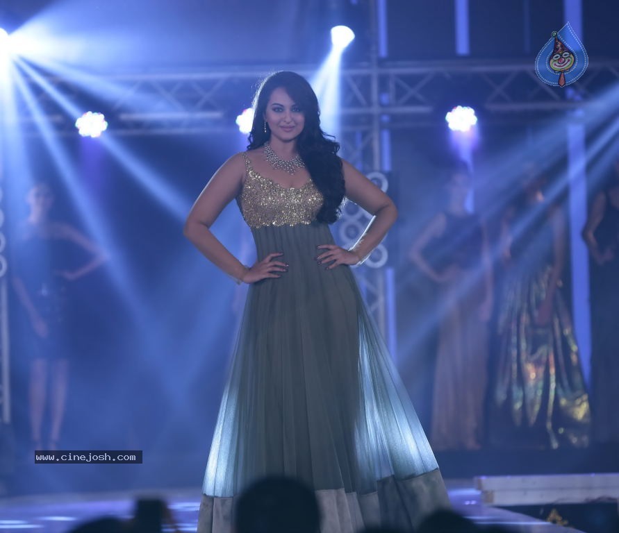 1st India Bullion Jewellery Awards 2013 n Fashion Show - 41 / 78 photos