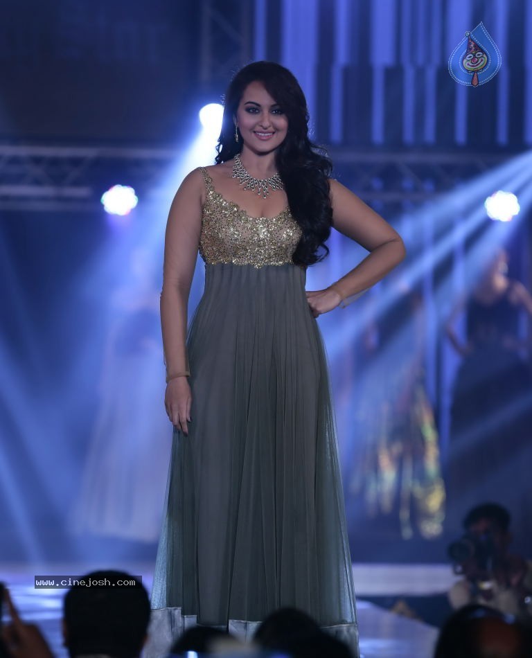1st India Bullion Jewellery Awards 2013 n Fashion Show - 58 / 78 photos