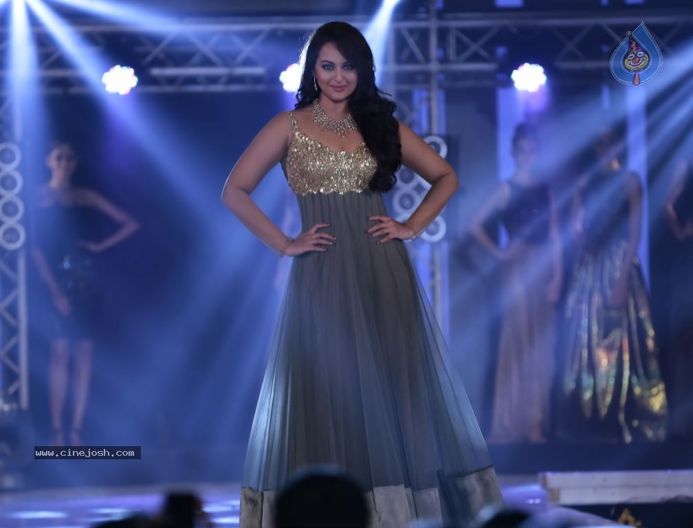 1st India Bullion Jewellery Awards 2013 n Fashion Show - 61 / 78 photos