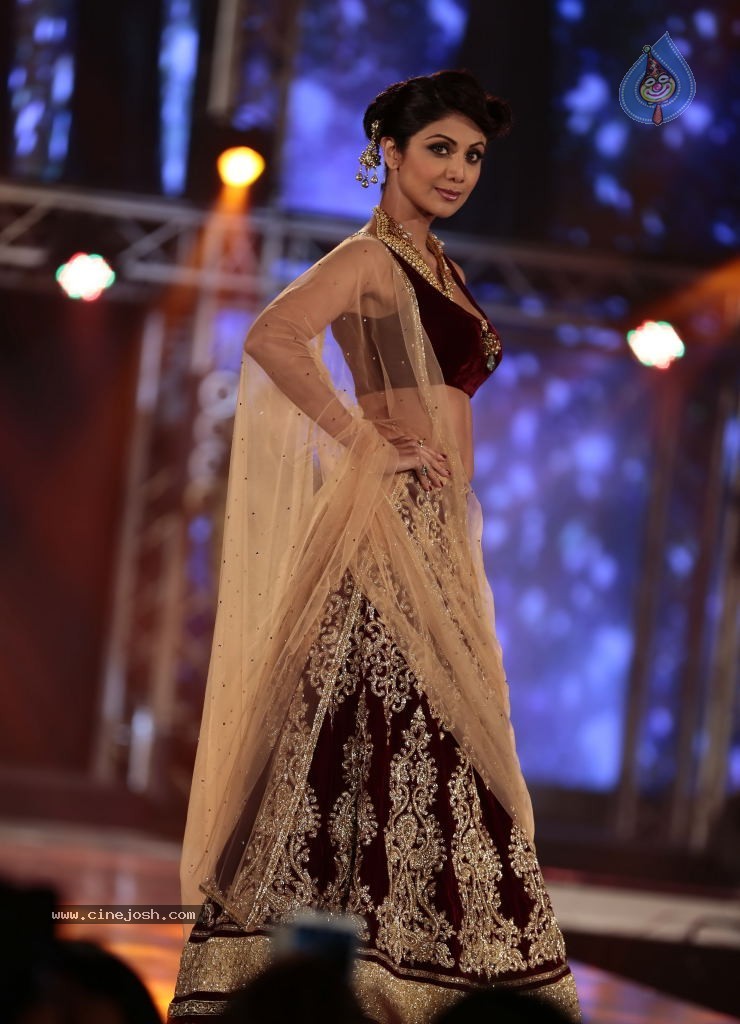 1st India Bullion Jewellery Awards 2013 n Fashion Show - 68 / 78 photos