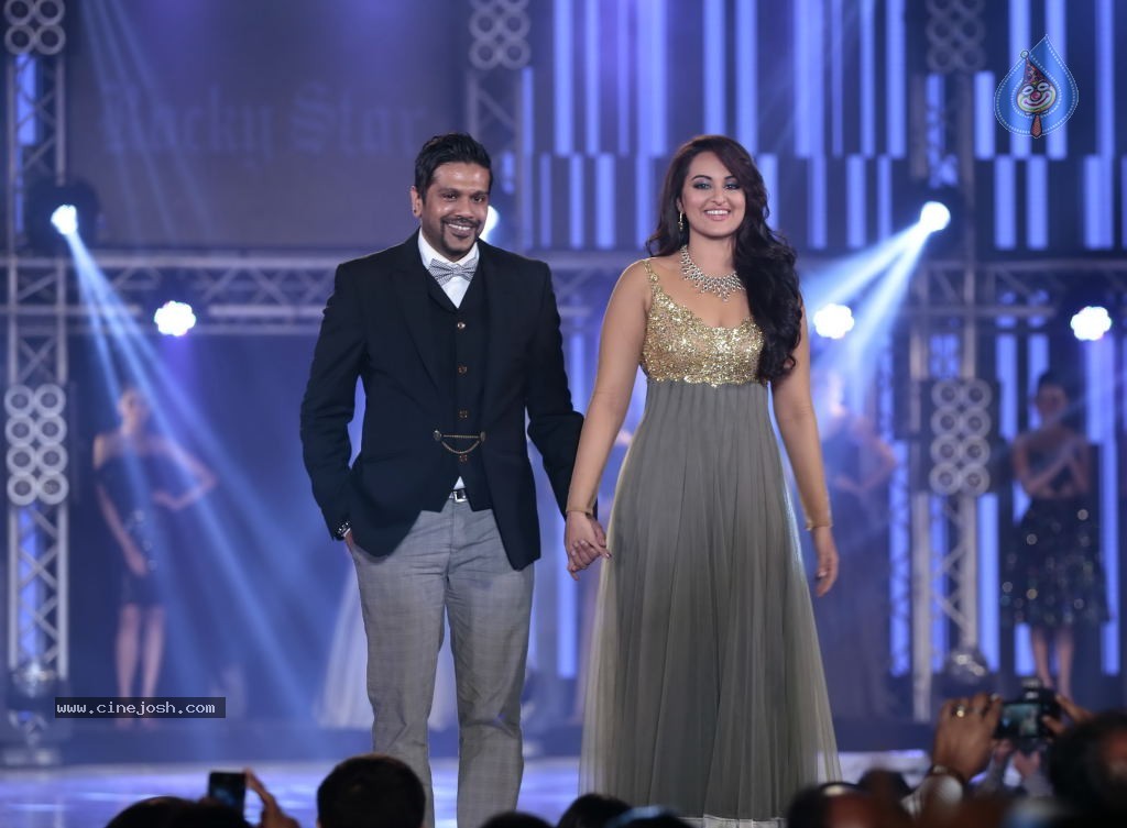 1st India Bullion Jewellery Awards 2013 n Fashion Show - 71 / 78 photos