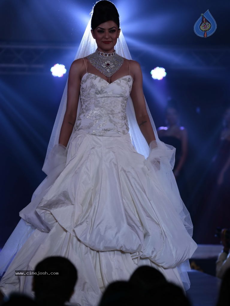 1st India Bullion Jewellery Awards 2013 n Fashion Show - 75 / 78 photos