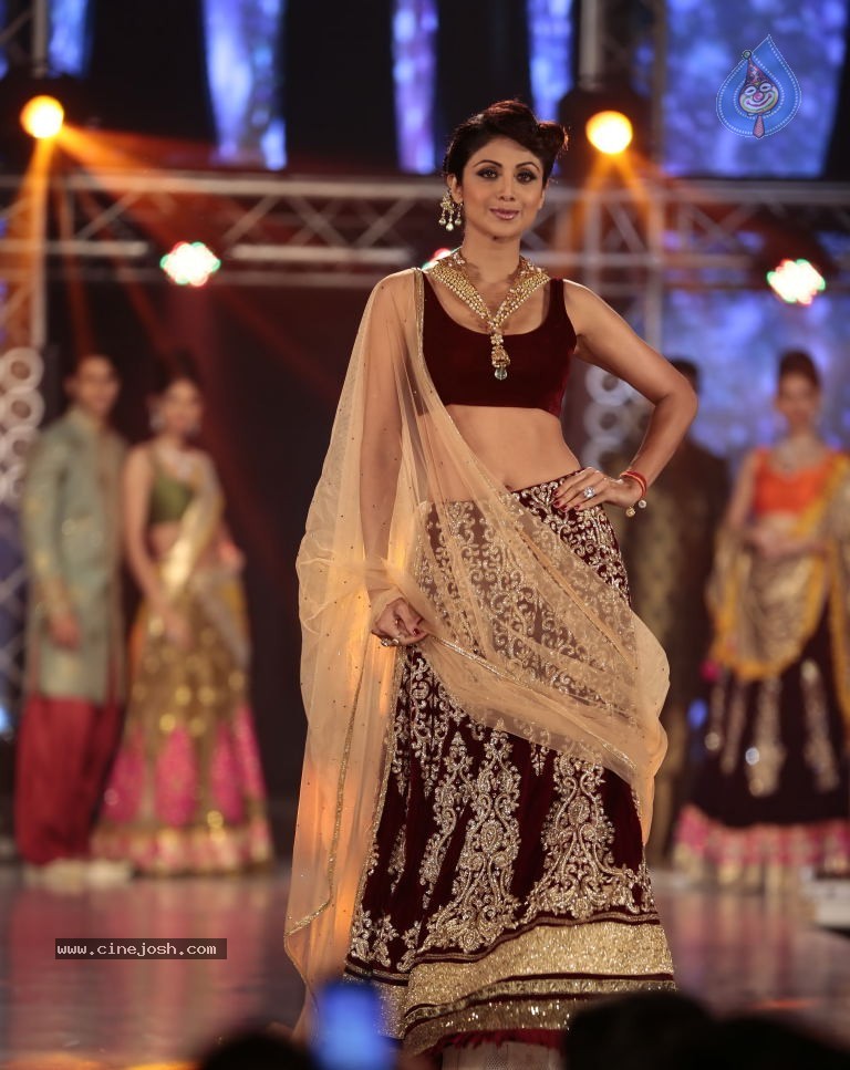 1st India Bullion Jewellery Awards 2013 n Fashion Show - 76 / 78 photos