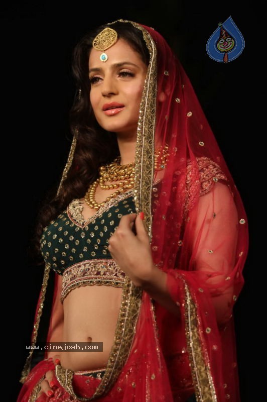 Aamby Valley India Bridal Week Day 1 All Shows  - 36 / 90 photos