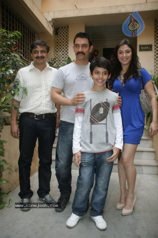 Aamir Khan Promotes Zokkomon - 25 / 50 photos
