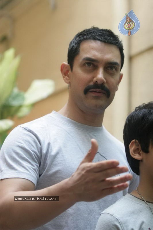 Aamir Khan Promotes Zokkomon - 31 / 50 photos