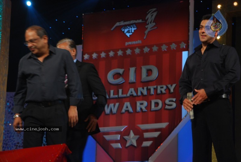 Aamir, Salman, Tabu At CID Gallentry Awards - 15 / 30 photos