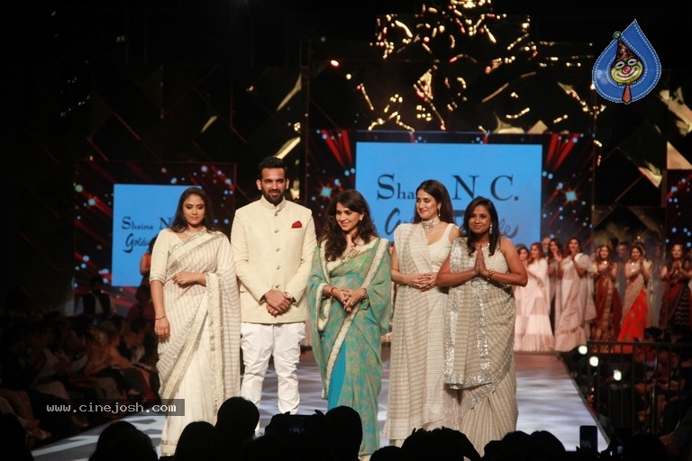 Abu Jani And Sandeep Khosla Fashion Show Photos - 32 / 40 photos