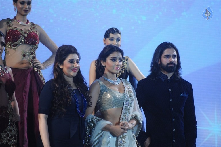 Actress at 6th National Jewellery Awards  - 2 / 39 photos