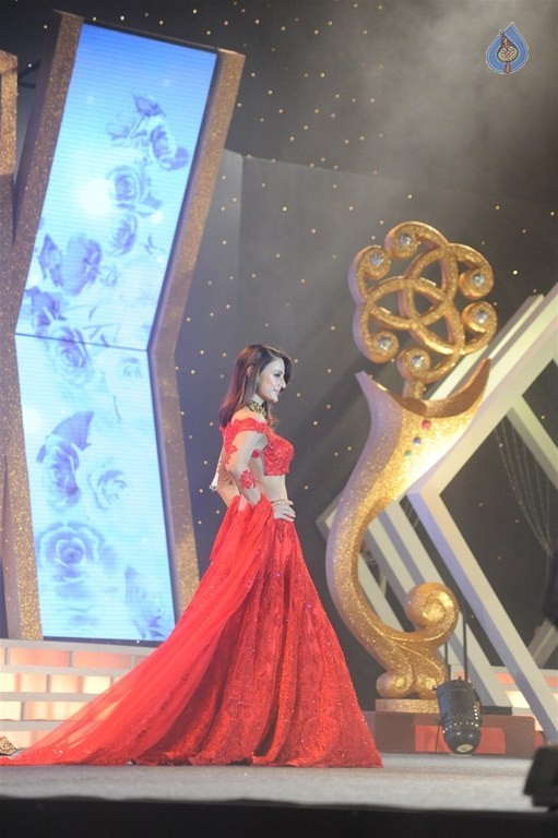 Actress at 6th National Jewellery Awards  - 34 / 39 photos