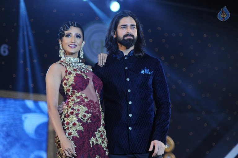 Actress at 6th National Jewellery Awards  - 37 / 39 photos