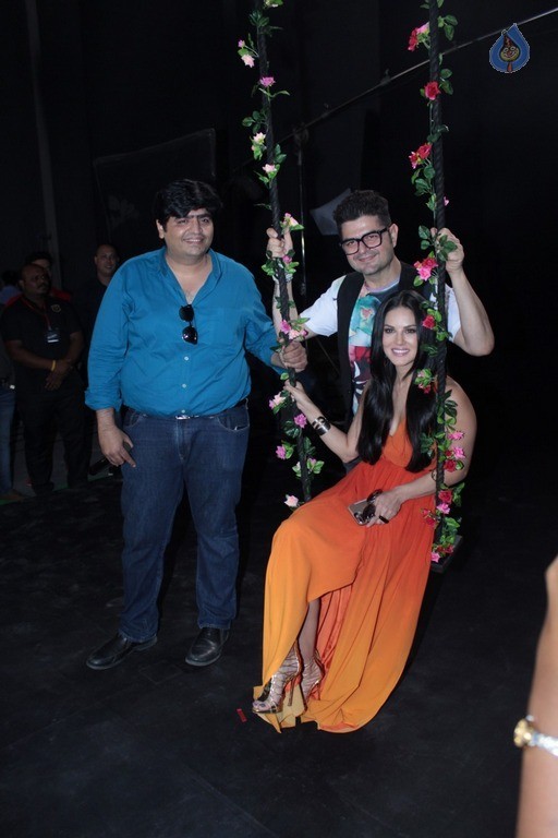 AD Shoot Of Larpa Sunglasses With Sunny Leone - 12 / 20 photos